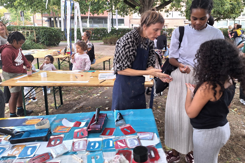 Atelier créatif de pochoirs par Brigitte Hoornaert pour les enfants et les plus grands.