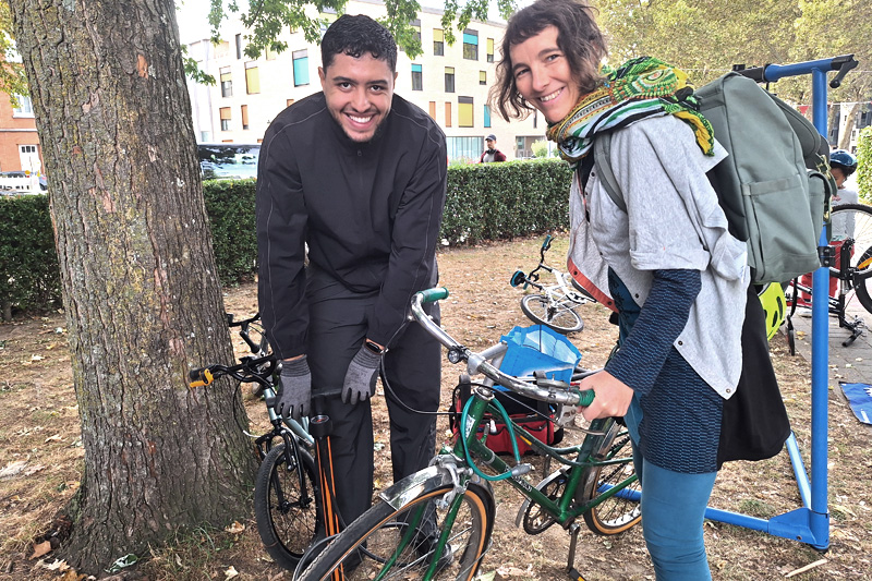 Atelier vélo par Yassir, qui se déplace avec tout son matériel de réparation.